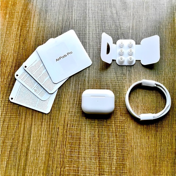 Apple AirPods Pro 2nd Generation with MagSafe Wireless Charging Case - White - Picture 1 of 7
